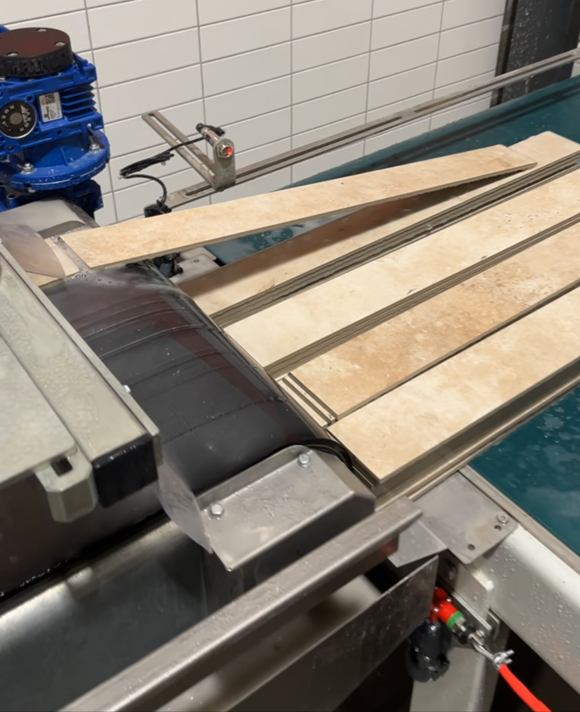 faconnage-plinthes-cerame-design-bretagne